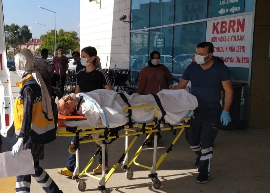 Bursa'da tomruğun altında kalan işçi ağır yaralandı