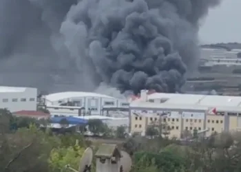 Silivri’de sünger fabrikasında yangın