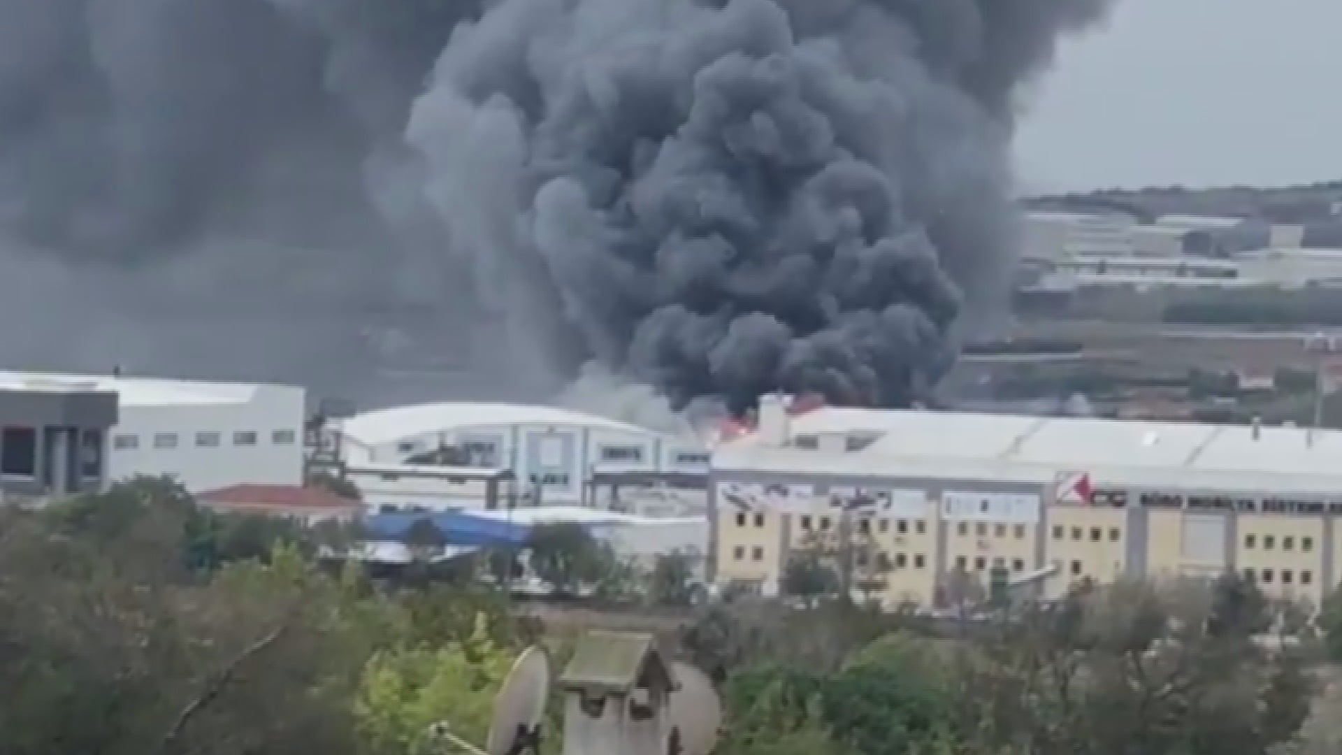 Silivri'de sünger fabrikasında yangın