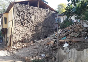 Osmangazi’de yarısı çöken binaya anında müdahale