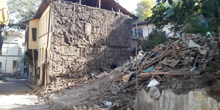Osmangazi’de yarısı çöken binaya anında müdahale