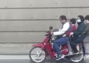 Bursa’da motor üstünde 5 kişilik yolculuk
