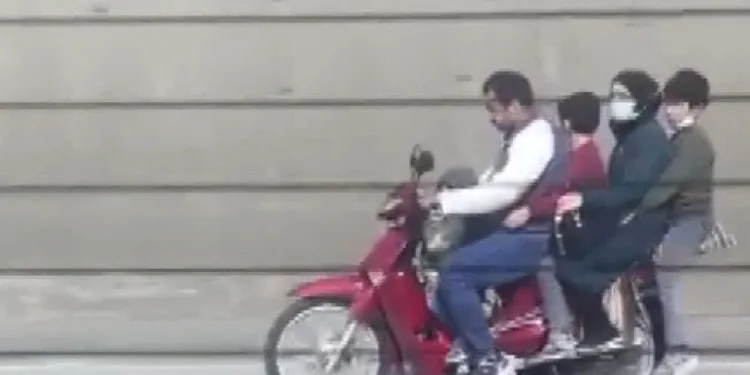 Bursa’da motor üstünde 5 kişilik yolculuk