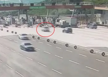 Bursa’da lüks cip bariyerlere çarpıp yan yattı