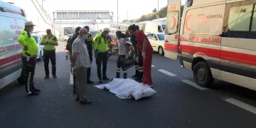 Edirnekapı’da üst geçitten D-100’e atlayan kişi öldü
