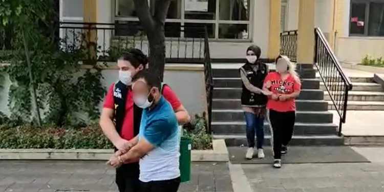 Bursa’da lüks otomobilden 1 kilo uyuşturucu çıktı