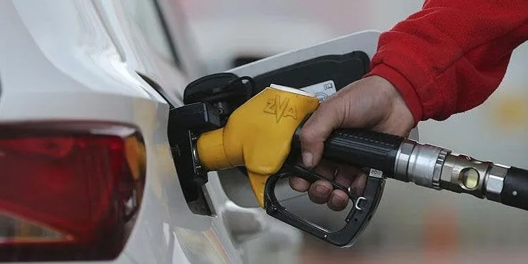 Benzine gece yarısından itibaren indirim
