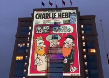 Fransa’da kamu binalarına Hz. Muhammed’e hakaret içerikli karikatürler yansıtıldı