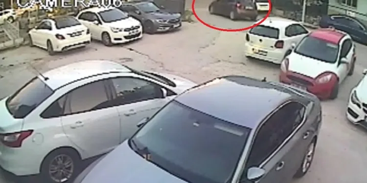 Eşinin otomobiline hediye diye uyuşturucu bıraktı