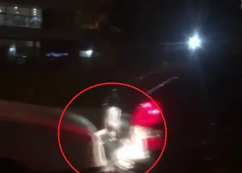 Bursa’da yakıtı biten otomobili başka otomobille ittiler