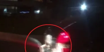 Bursa’da yakıtı biten otomobili başka otomobille ittiler