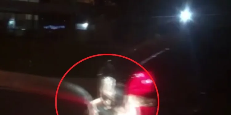 Bursa’da yakıtı biten otomobili başka otomobille ittiler