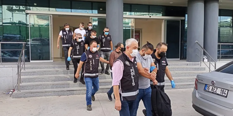 Bursa’da silahlı suç örgütüne operasyon! Aralarında poliste var