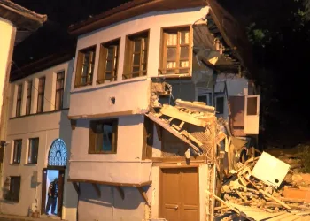 Bursa’da 100 yıllık bina çöktü