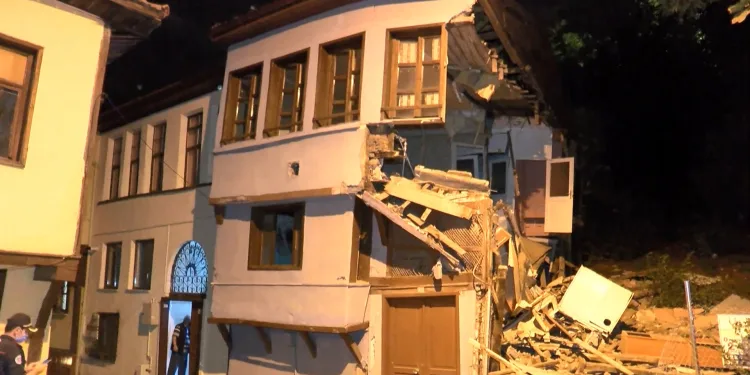 Bursa’da 100 yıllık bina çöktü