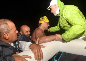 Türkiye’den Kıbrıs’a yüzüyordu, hava muhalefine takıldı