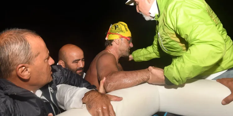 Türkiye’den Kıbrıs’a yüzüyordu, hava muhalefine takıldı
