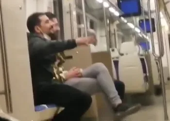 Toplu taşımada sigara içip şarkı söylediler