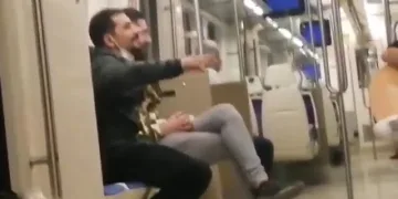 Toplu taşımada sigara içip şarkı söylediler
