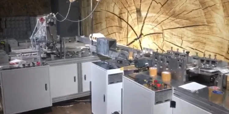 Bursa’da baskında binlerce kaçak maske ele geçirildi