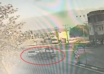 Bursa’da iki otomobil kafa kafaya çarpıştı