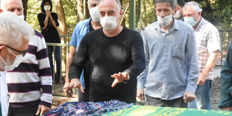Yönetmen Ezel Akay’ın annesi Bursa’da hayatını kaybetti