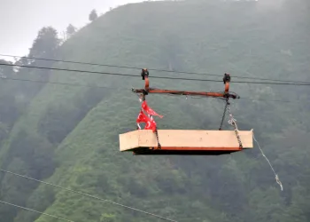İlkel teleferik halatına takıldı, 25 metreden düşerek öldü