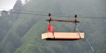İlkel teleferik halatına takıldı, 25 metreden düşerek öldü