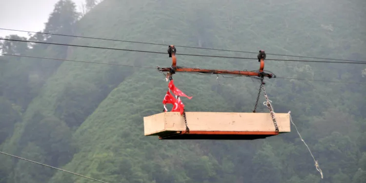 İlkel teleferik halatına takıldı, 25 metreden düşerek öldü