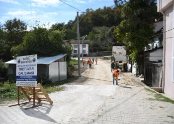 İnegöl’de parke taş mesaisi sürüyor