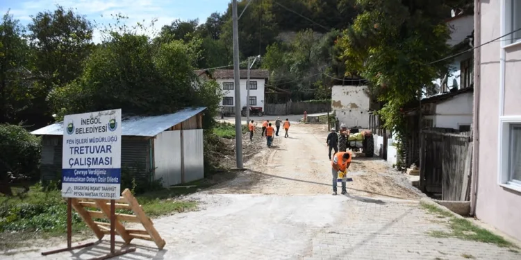 İnegöl’de parke taş mesaisi sürüyor