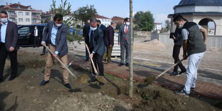 İnegöl’de 52 fidan toprakla buluştu