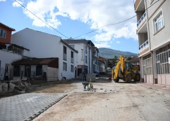 Yeniceköy’de 15 sokakta parke taşları yenileniyor