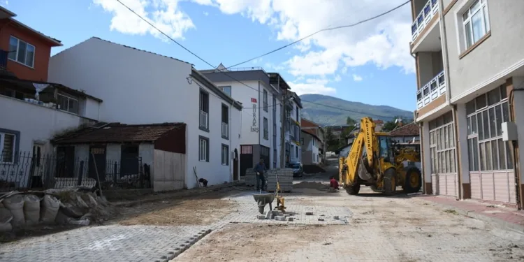 Yeniceköy’de 15 sokakta parke taşları yenileniyor