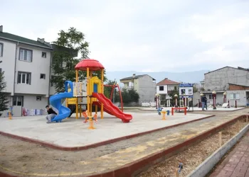İnegöl Yeniceköy Mahallesi’nde parklar yenileniyor