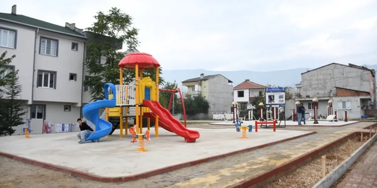 İnegöl Yeniceköy Mahallesi’nde parklar yenileniyor