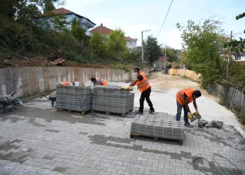 İnegöl Eski Bahçekaya’da sokaklar parke taşıyla kaplanıyor
