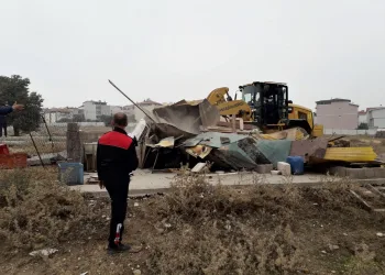Bursa’da kaçak ahır, kümes ve barakalar yıkıldı