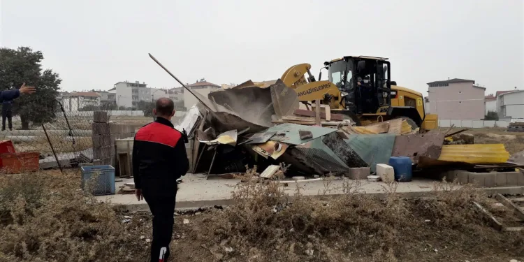 Bursa’da kaçak ahır, kümes ve barakalar yıkıldı