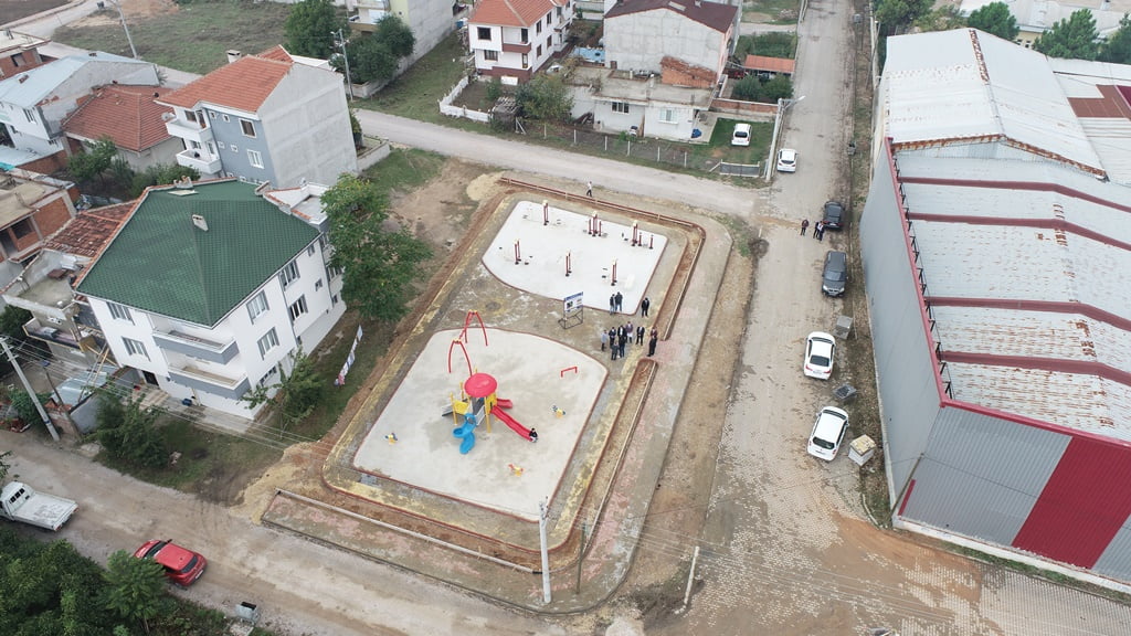 İnegöl Yeniceköy Mahallesi'nde parklar yenileniyor