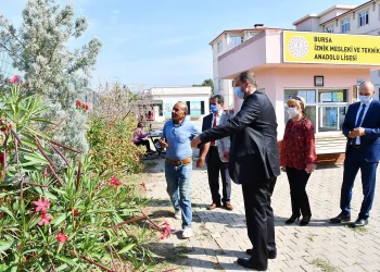 İznik Belediyesi’nden okulları maske ve hijyen desteği