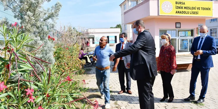 İznik Belediyesi’nden okulları maske ve hijyen desteği