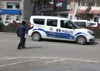 Takım elbise hırsızı otostop çektiği polise yakalandı