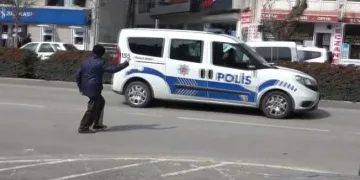 Takım elbise hırsızı otostop çektiği polise yakalandı