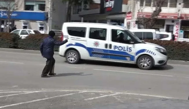 Takım elbise hırsızı otostop çektiği polise yakalandı