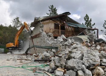 Osmangazi’de kaçak inşa edilen lüks villa yıkıldı