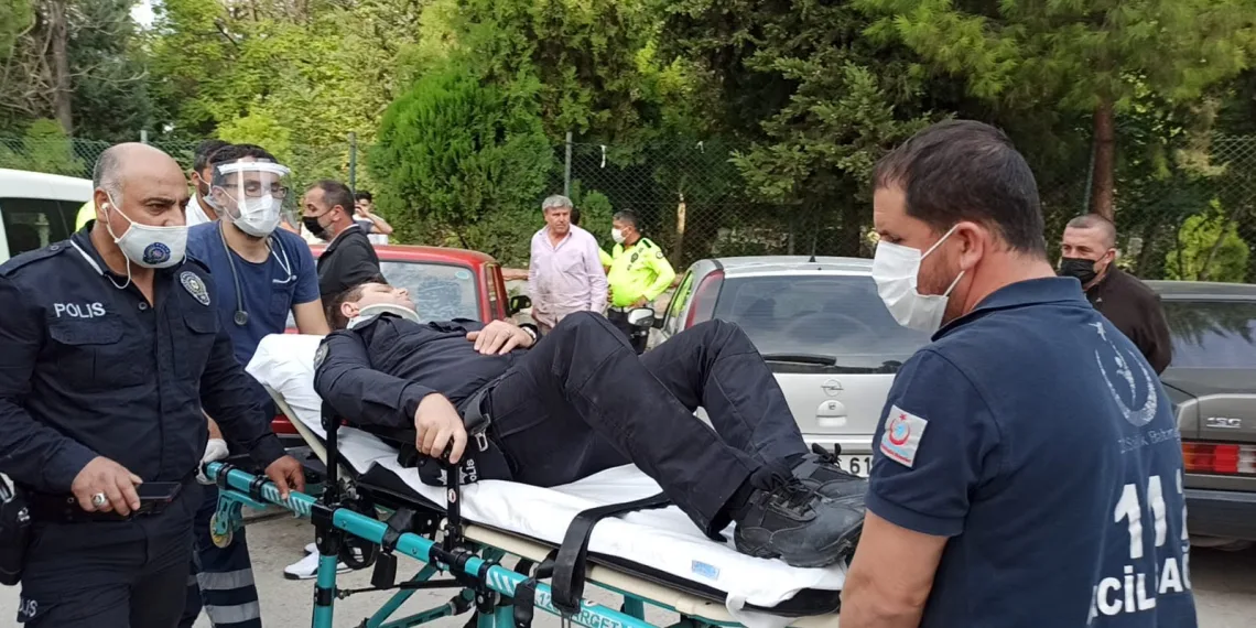 Bursa’da evrak dağıtan polis memuru kazada yaralandı