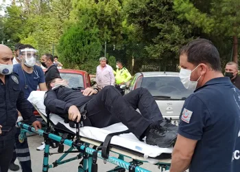 Bursa’da evrak dağıtan polis memuru kazada yaralandı