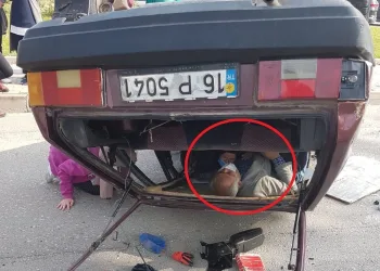 Bursa’da ters dönen araçta kurtarılmayı beklediler