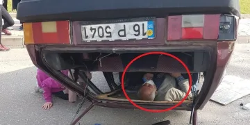 Bursa’da ters dönen araçta kurtarılmayı beklediler